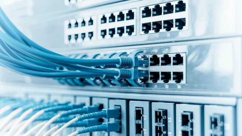 Switches e cabos de rede em rack técnico