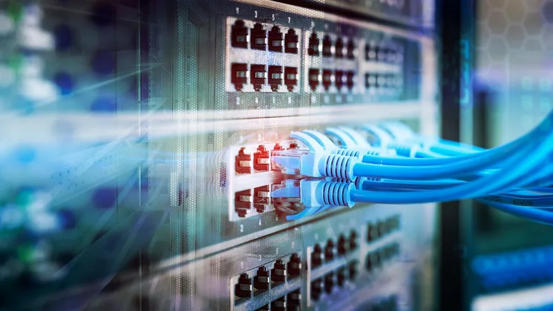 Switch com cabos de rede conectados