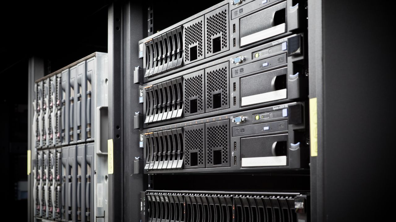 Servidores e equipamentos em rack de operação